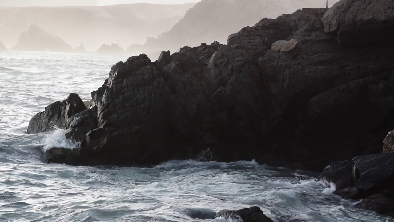 黄昏时的海浪撞击视频素材