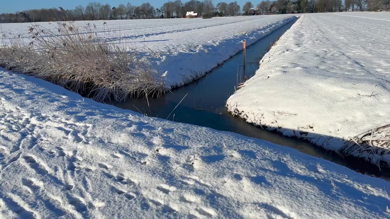 徒步穿越白雪覆盖的德国乡村视频素材