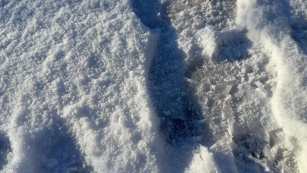 徒步穿越白雪覆盖的德国乡村视频素材