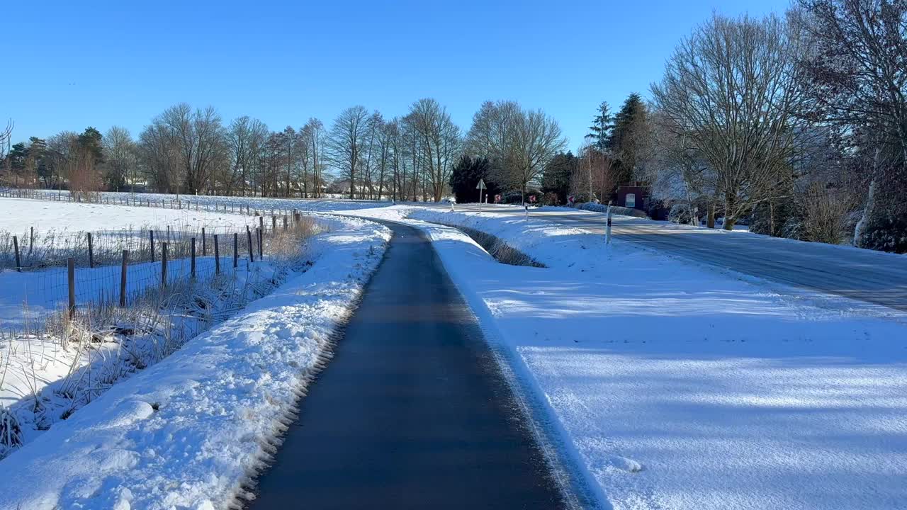 徒步穿越白雪覆盖的德国乡村视频素材