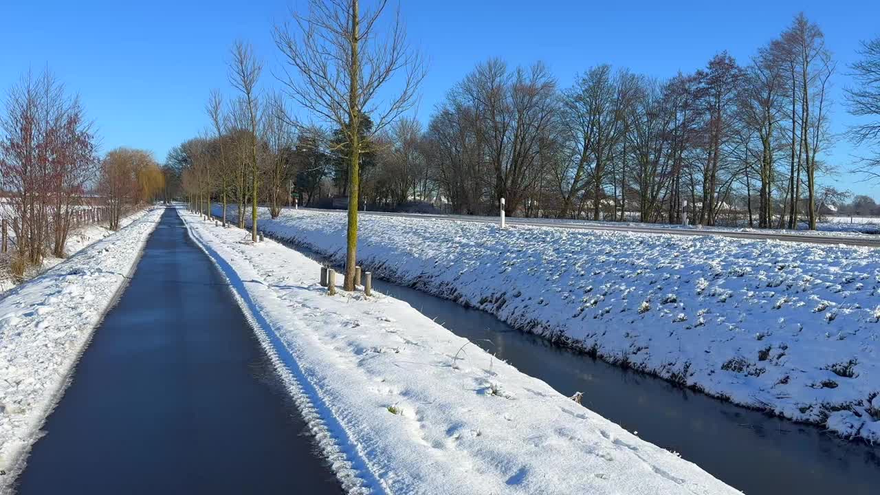 徒步穿越白雪覆盖的德国乡村视频素材