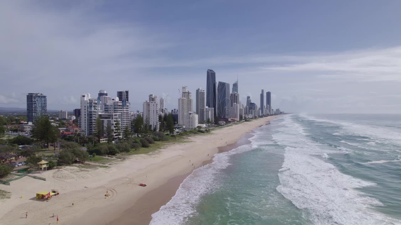 黄金海岸的鸟瞰图，朝北眺望冲浪者天堂的海滩视频素材