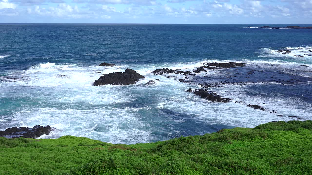 海浪冲击菲利普岛的岩石海岸。视频素材