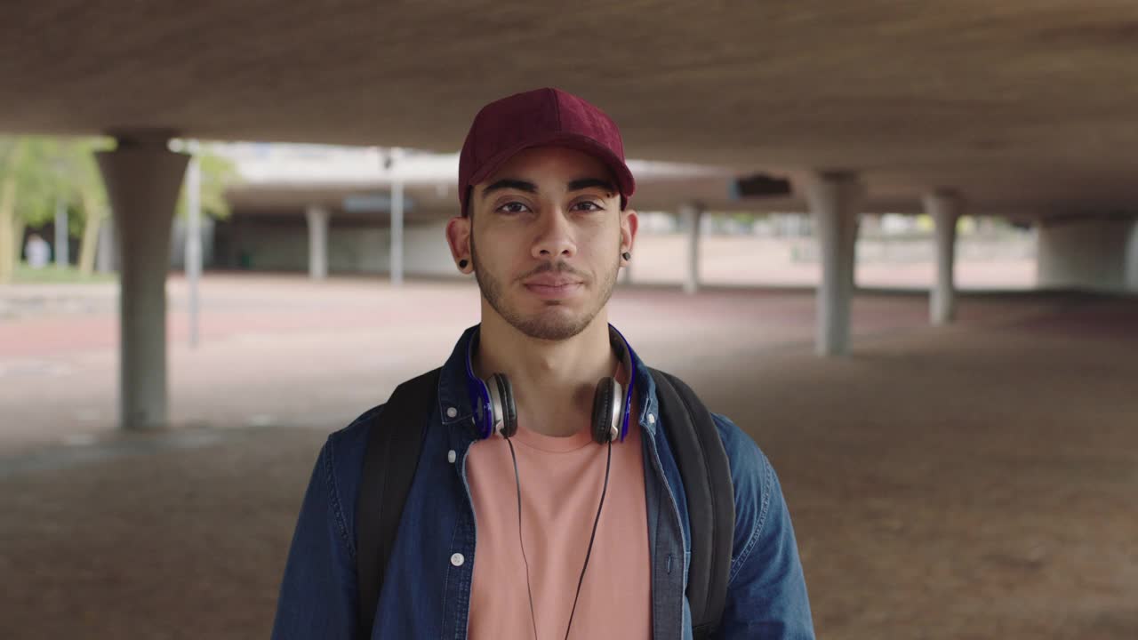 年轻迷人的西班牙裔男子学生肖像英俊男子笑得开心骄傲视频素材