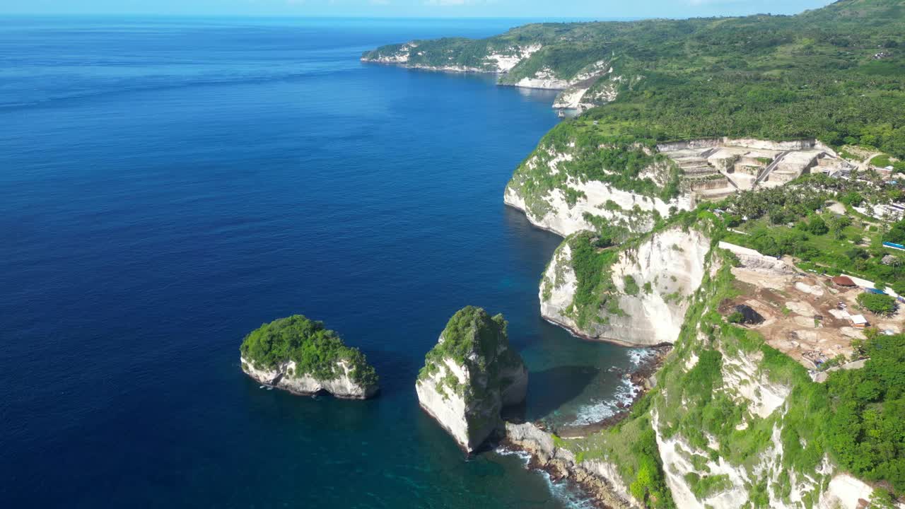 鸟瞰图的钻石海滩在努沙Penida -巴厘岛。视频素材