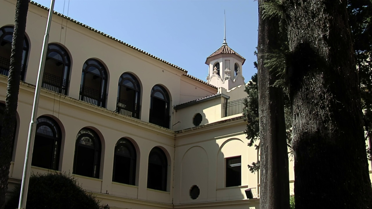 Monserrat学校(collegio Nacional de Monserrat)的庭院喷泉，联合国教科文组织世界遗产，阿根廷科尔多瓦省科尔多瓦市。视频素材