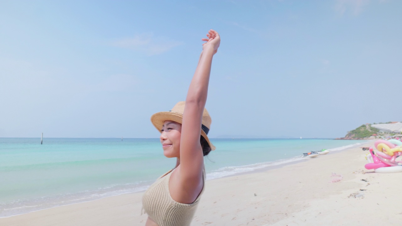 女人享受生活玩耍和自由海滩视频素材