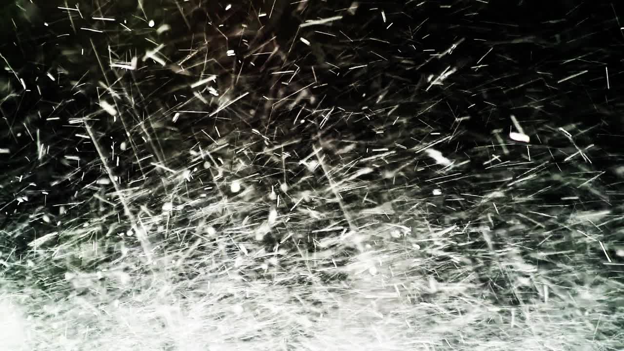 特写:大雨，溅起的水花视频素材