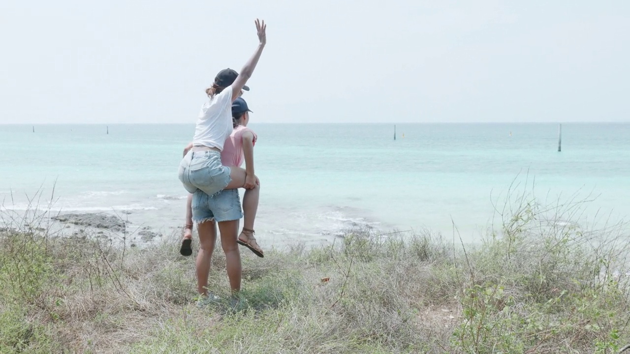 亚洲女性在暑假去海滩旅游视频素材