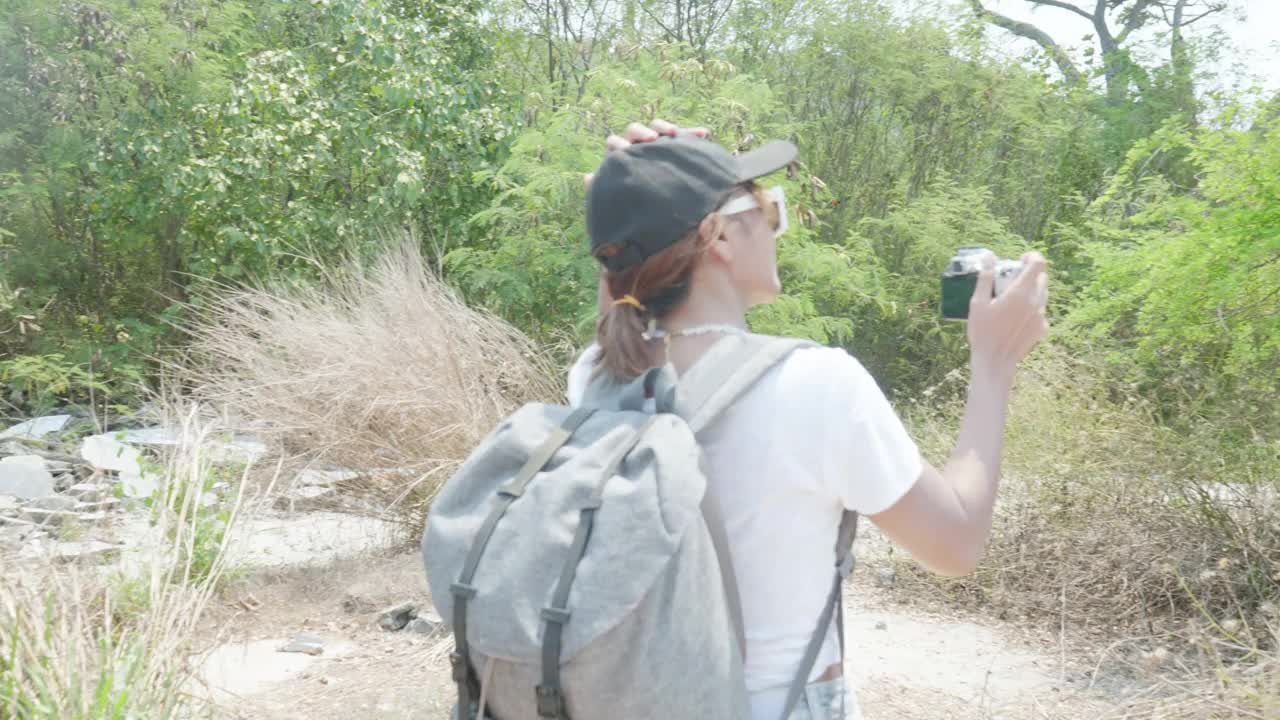 亚洲女性在暑假去海滩旅游视频素材