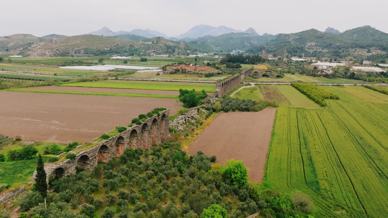 安塔利亚阿斯潘多斯古城渡槽鸟瞰图，安塔利亚阿斯潘多斯古城，土耳其历史遗迹，保存最完好的古城，阿斯潘多斯古城鸟瞰图，古渡槽视频素材