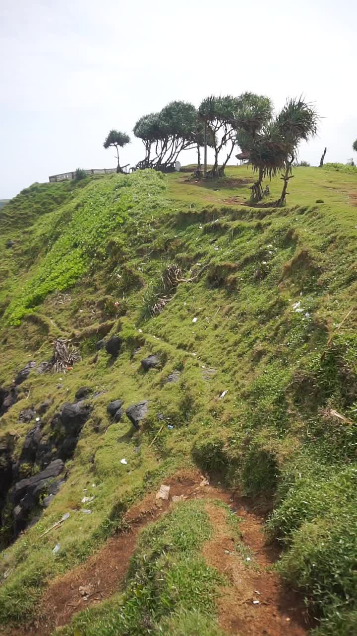 美丽的海滩，蓝色的海水，白天有大浪视频素材