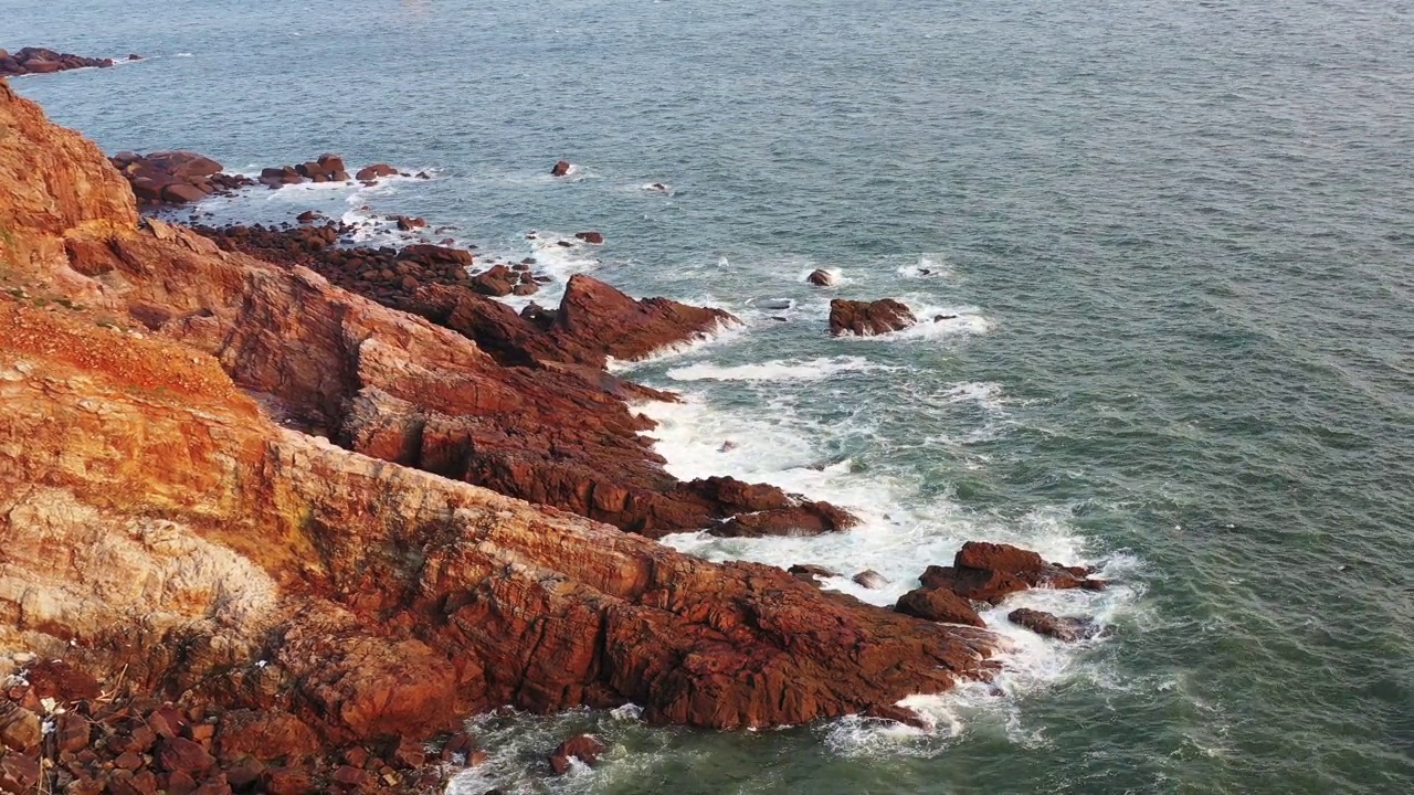 海浪撞击岩石视频素材