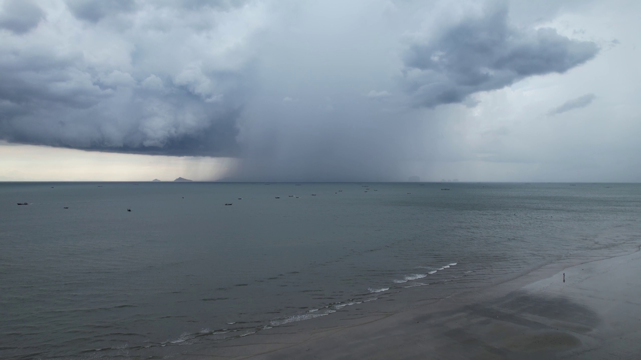 大海在下雨。鸟瞰图，景观。海景。视频素材