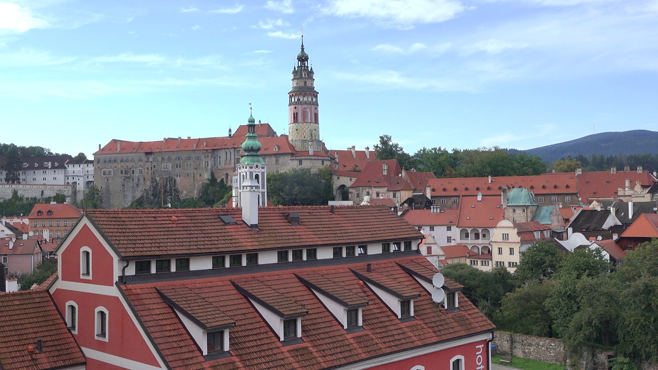 Č盒Krumlov。Euro-trip。带有教堂塔楼的中世纪城市建筑。捷克城市塞斯基克鲁姆洛夫全景。历史遗产。伏尔塔瓦河上的城市。受联合国教科文组织保护的古城视频素材