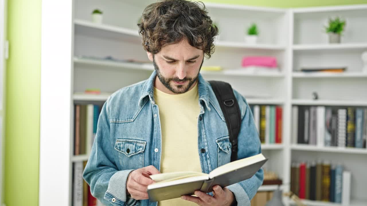 年轻的西班牙裔学生在图书馆大学读书，做沉默的手势视频素材