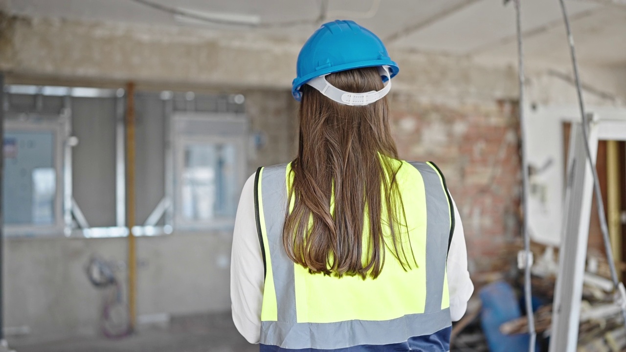 年轻美丽的西班牙女建筑师在建筑工地使用触摸板视频素材