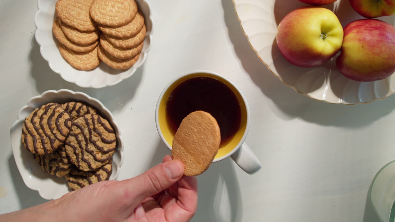 厨房桌子上一杯茶和牛奶的俯视图。视频素材