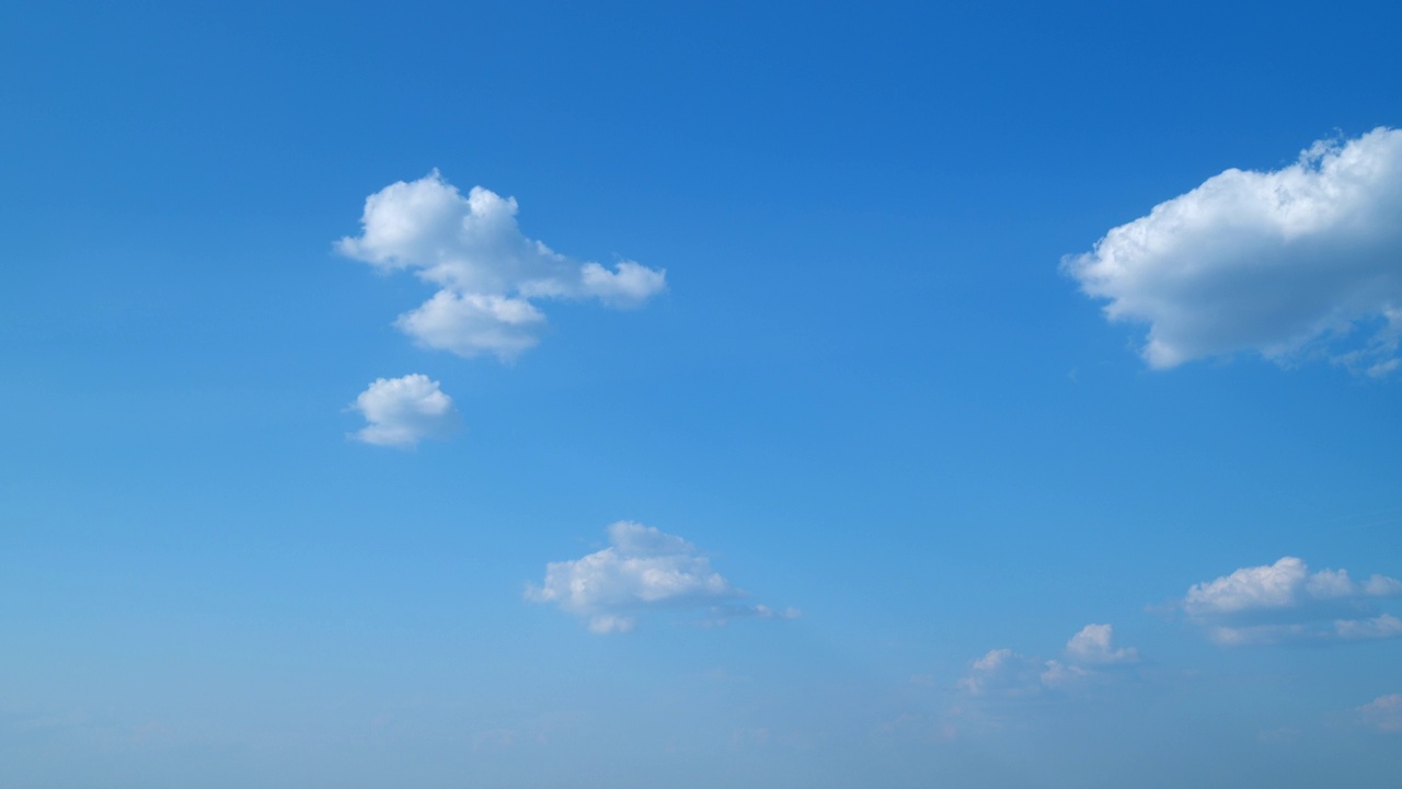 蓬松的白云。形成的云移动蓝色晴朗的夏日天空。间隔拍摄。视频素材