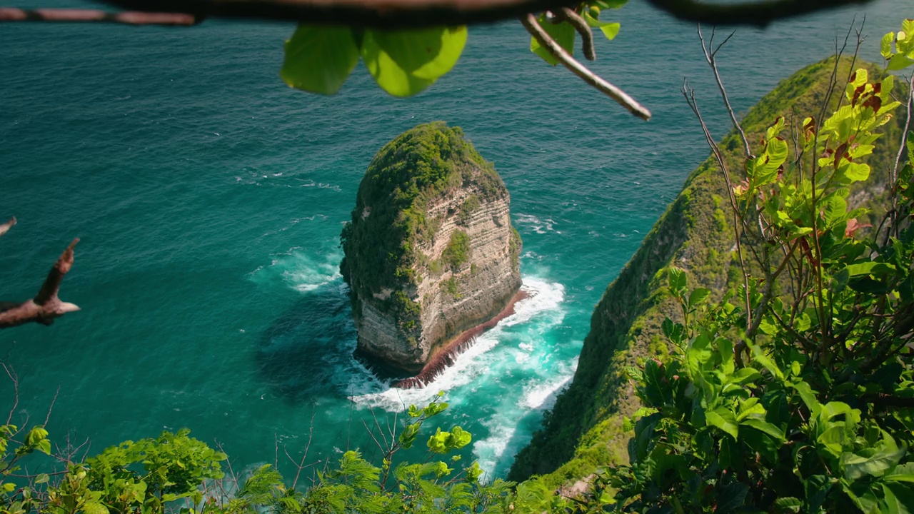 巴厘岛努沙Penida岛的Paluang悬崖和Kelingking海滩。热带原始自然与水晶般清澈的海水。视频素材