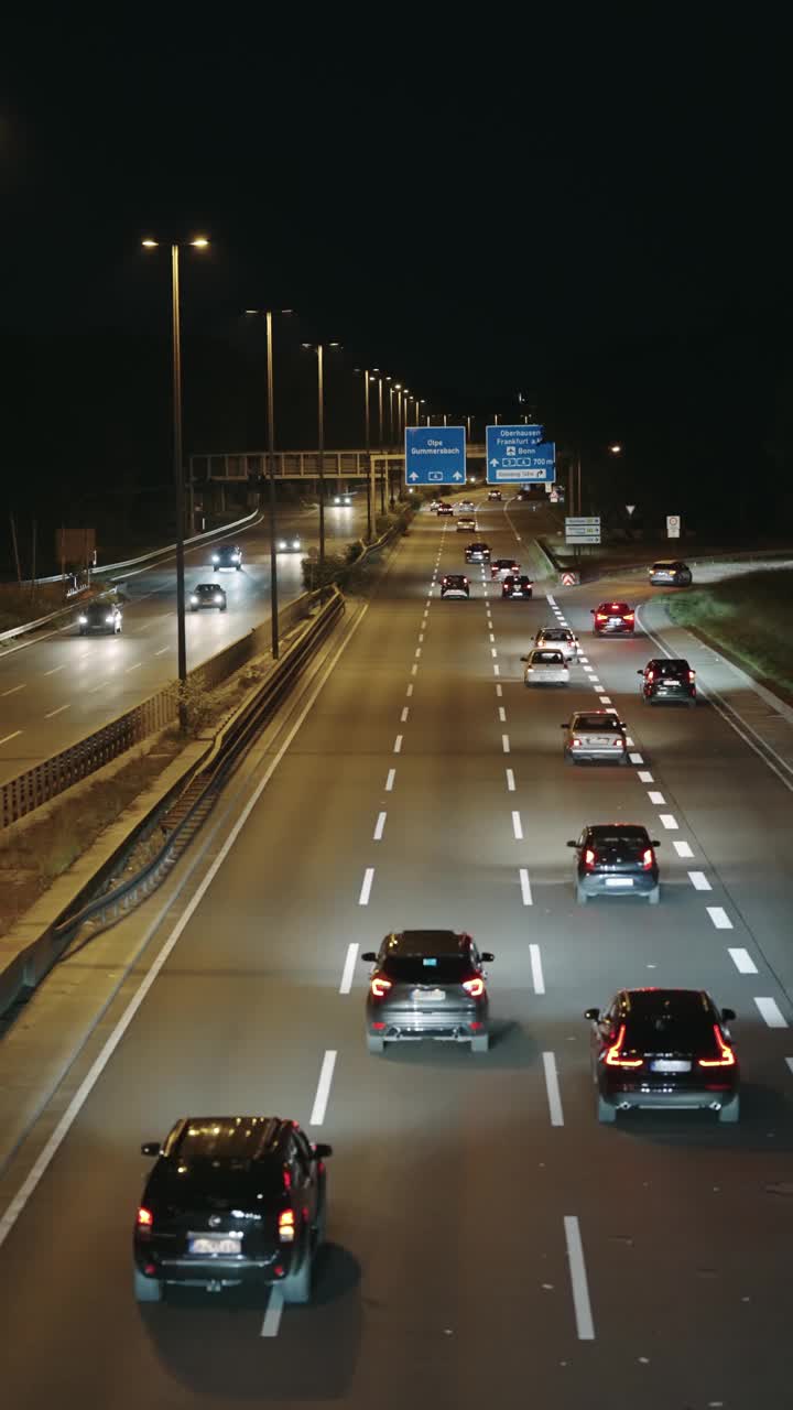 交通在高速公路上的道路在科隆，德国，垂直视频视频素材