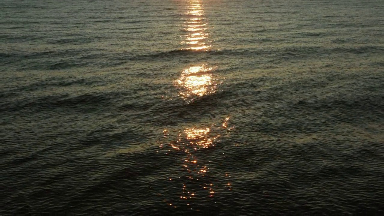 美丽的海景与日出和雾在水上。视频素材