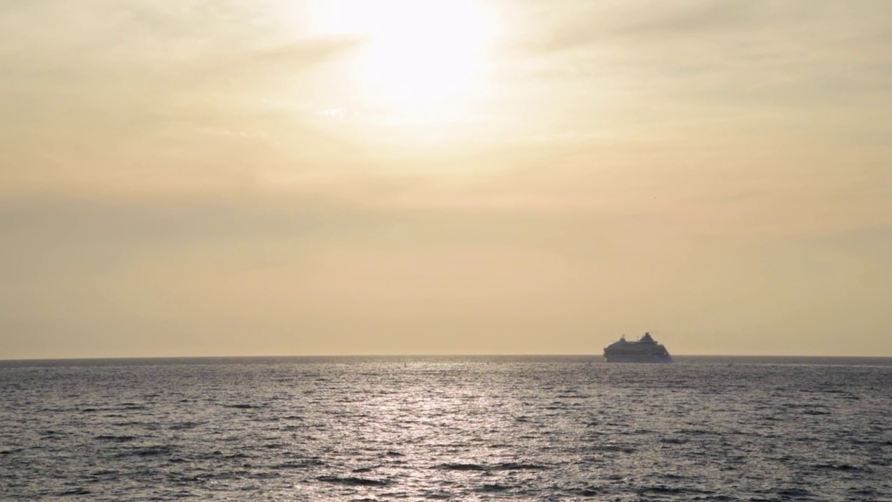 夏日平静的海面上，日落时分的班轮。视频素材