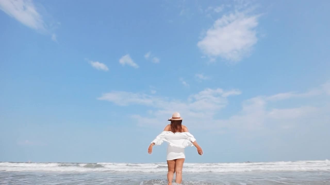 海滩，大海，散步，女人，夏天，幸福，假期，
海滩，波浪-水，海，夏天，背景，旅行视频素材