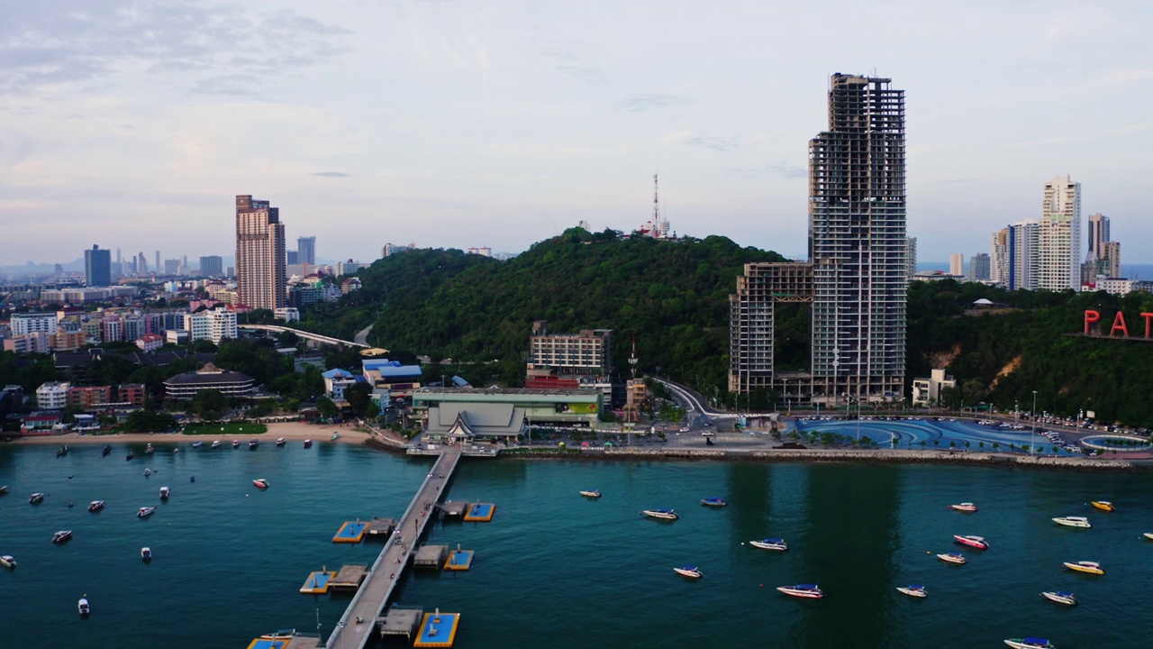 鸟瞰美丽的海湾。芭堤雅湾的高视角。泰国芭堤雅观点。视频素材