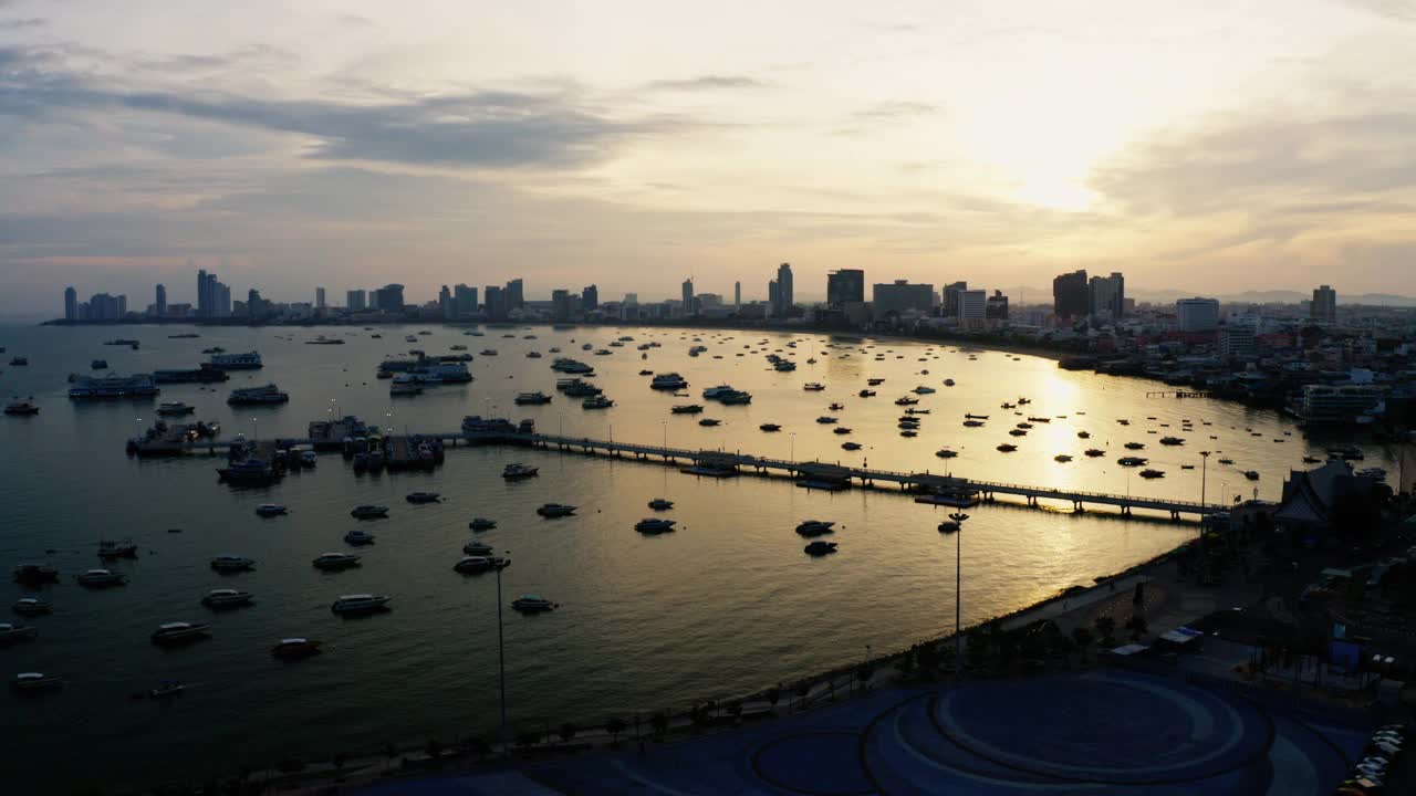 鸟瞰美丽的海湾。芭堤雅湾的高视角。泰国芭堤雅观点。视频素材