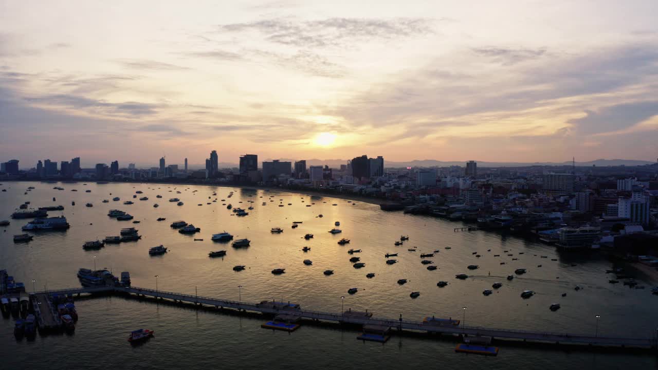 鸟瞰美丽的海湾。芭堤雅湾的高视角。泰国芭堤雅观点。视频素材