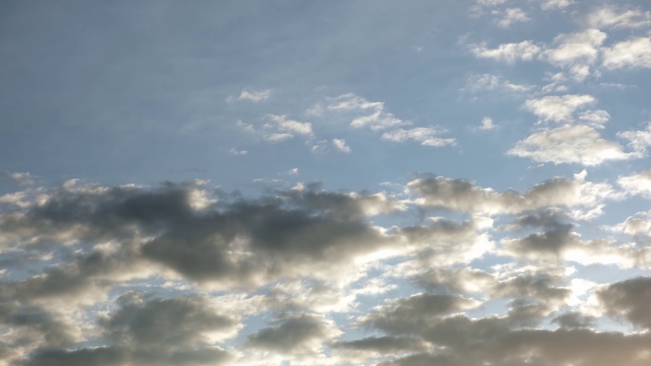 在暴风雨的天空中移动的白云的延时拍摄。动态云景在戏剧性的天空延时视频素材