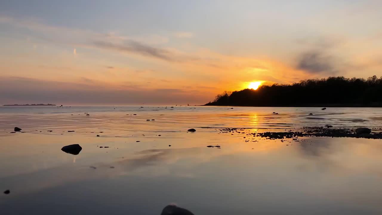 橙色的夕阳映在湖面上，黄昏的风景，时光流逝视频素材