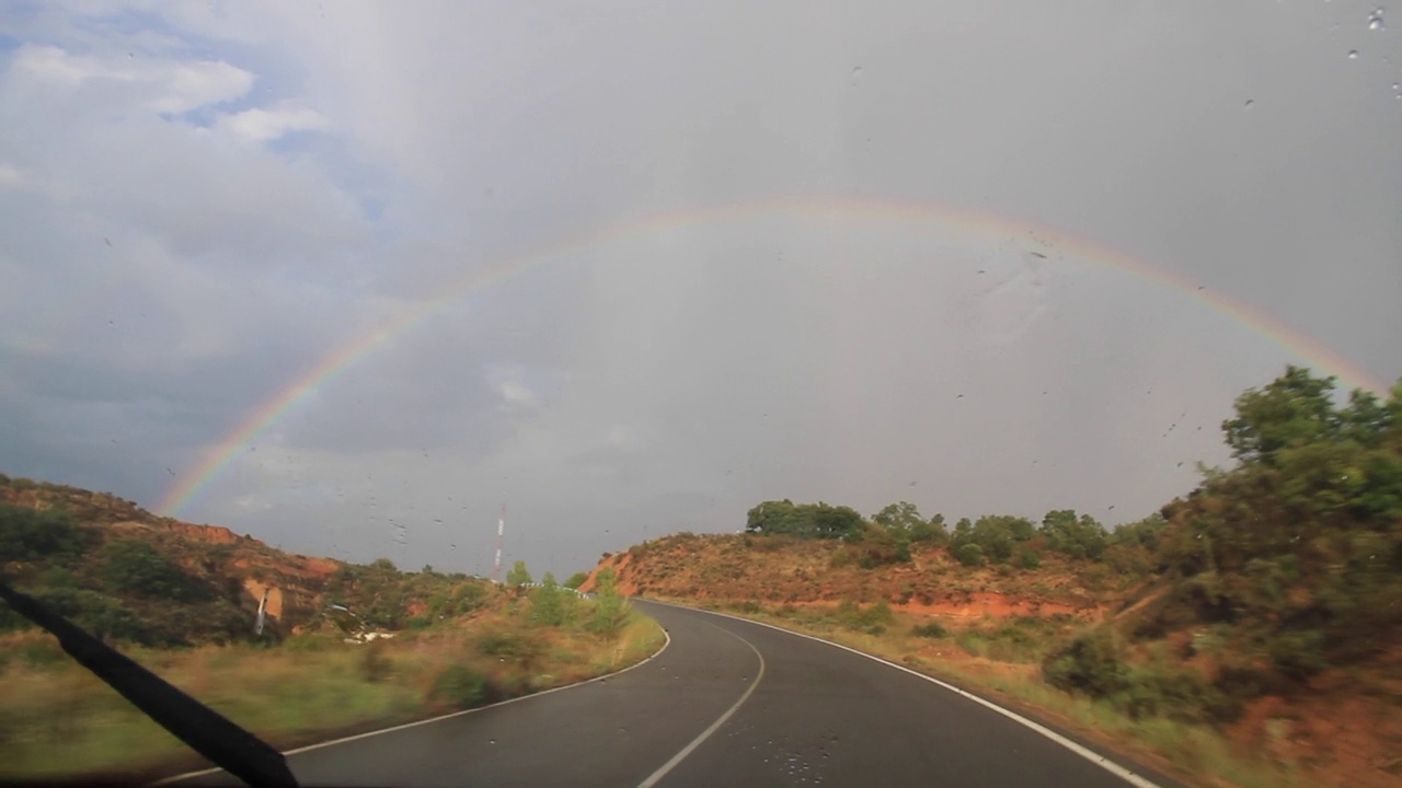 汽车内部的彩虹- Arcoiris desde el interior de un Coche视频下载