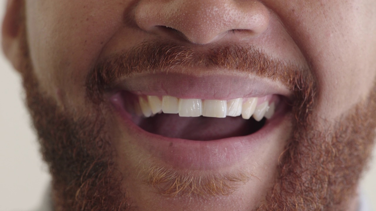 近距离看胡子男人嘴笑开心健康干净牙齿健康视频素材