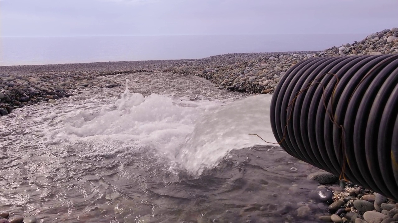 污水排入海洋污染的水流入河流、湖泊、海洋视频素材