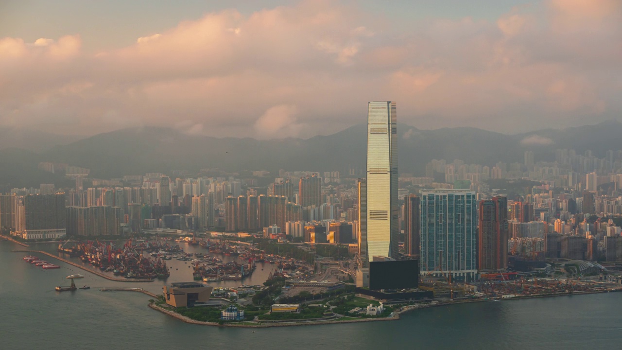 4K延时拍摄香港城市的昼夜全景。从山顶观察日落后点亮的金融区高层和住宅建筑视频下载