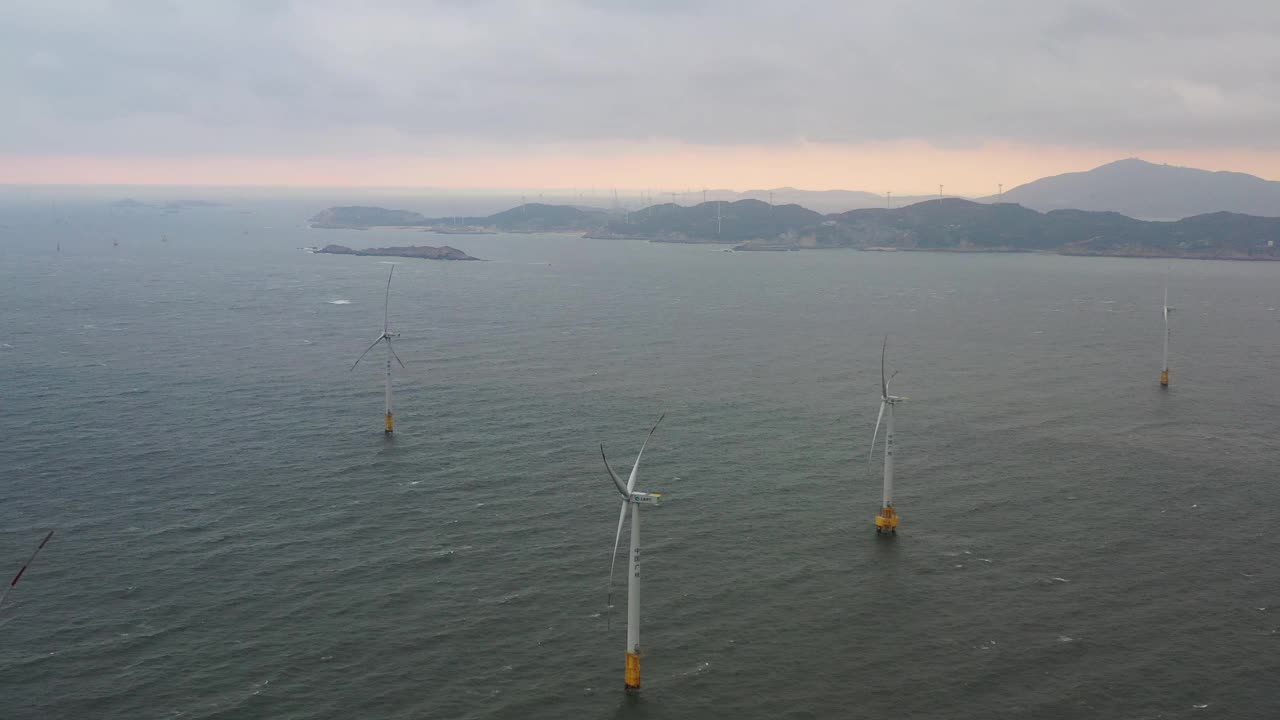 海上风力发电场鸟瞰图视频素材