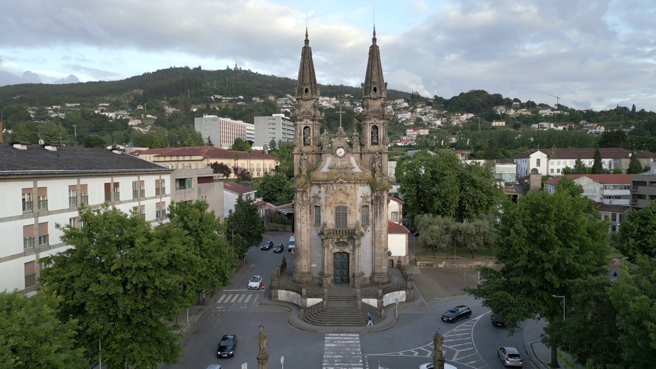 葡萄牙吉马良斯，历史悠久的Nossa Senhora da Consolacao e Santos Passos教堂周围的交通航拍视频素材