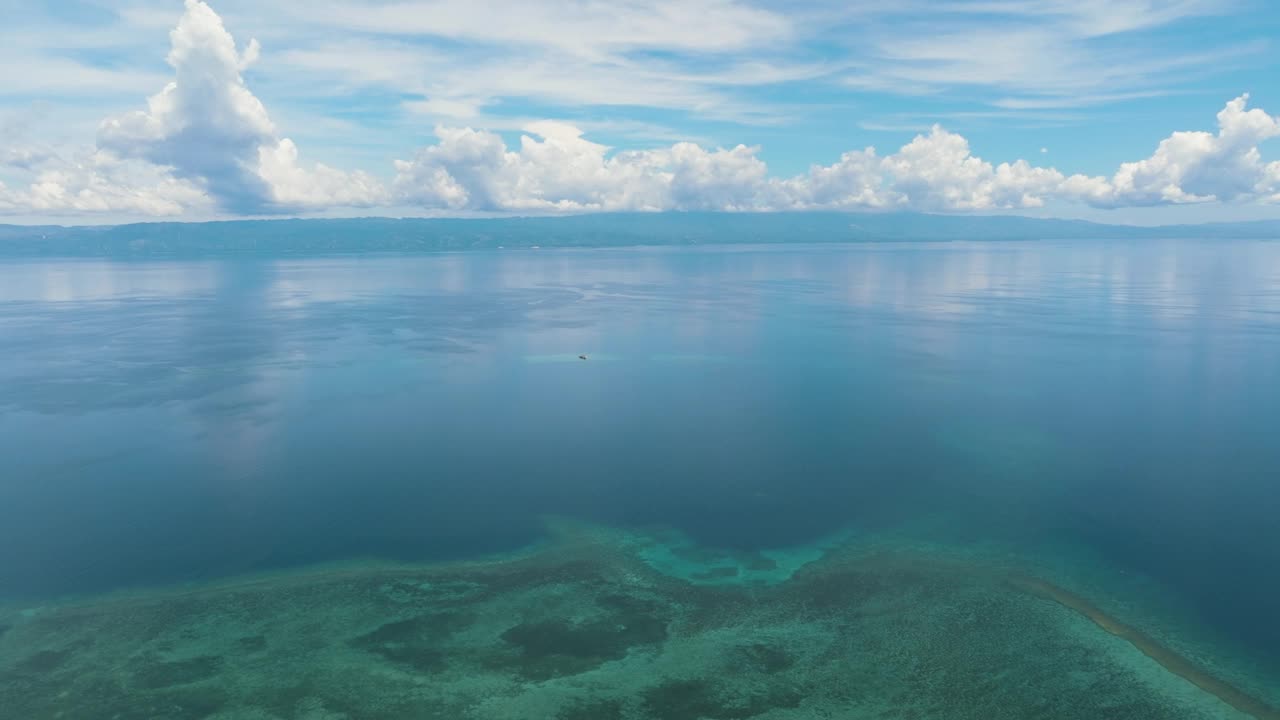 碧海蓝天白云。视频素材