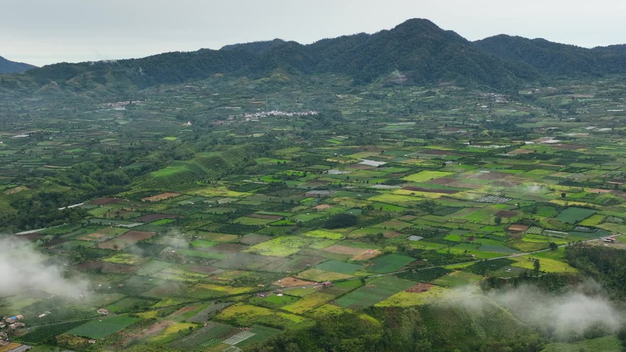 农业用地和山地。印度尼西亚苏门答腊。视频素材