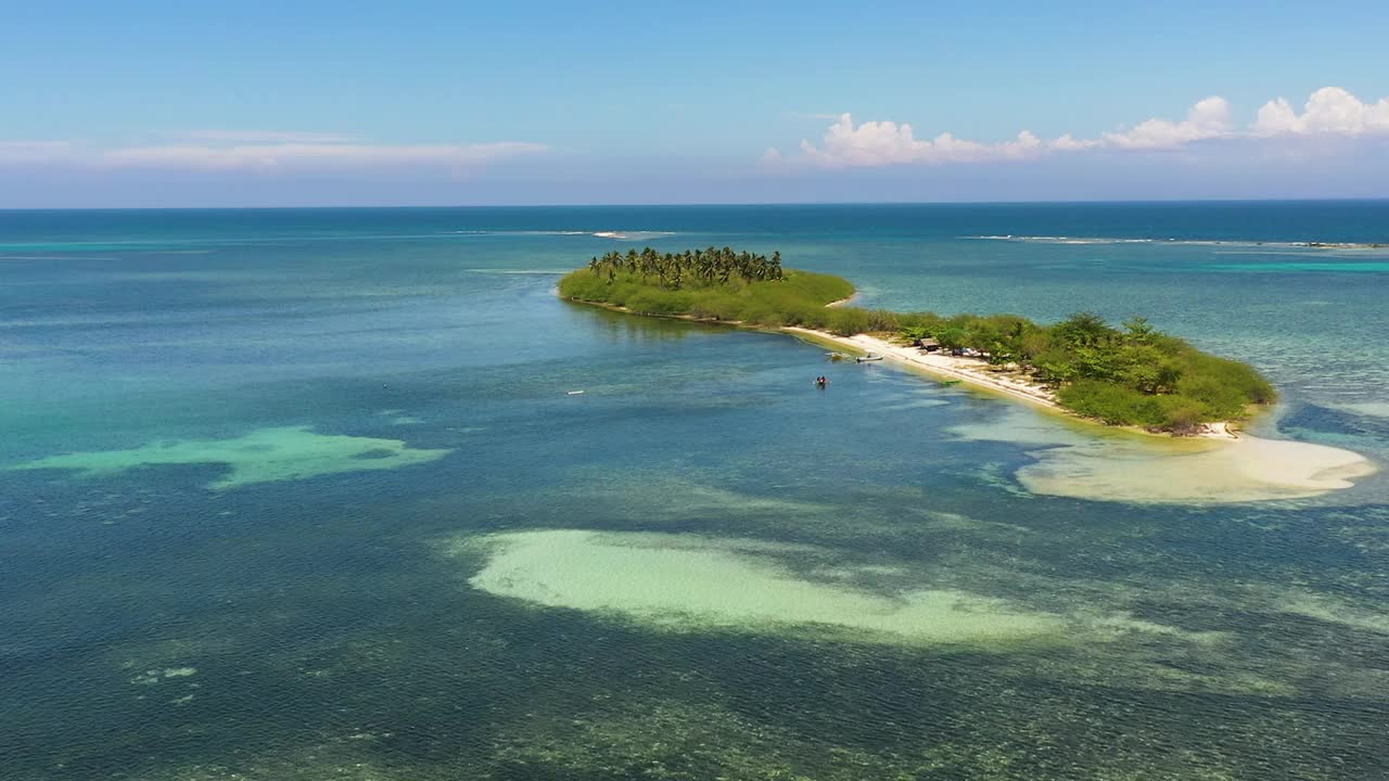 海中的热带岛屿。视频素材