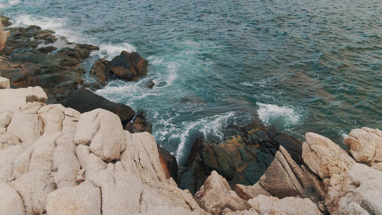 美丽的海浪冲击岩石海岸，哈利法克斯，新斯科舍省，加拿大视频素材