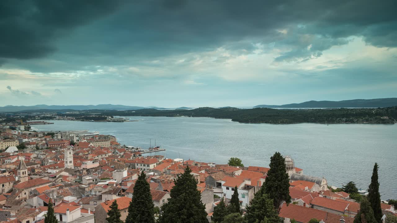 延时拍摄的城市Šibenik，克罗地亚全景视频素材