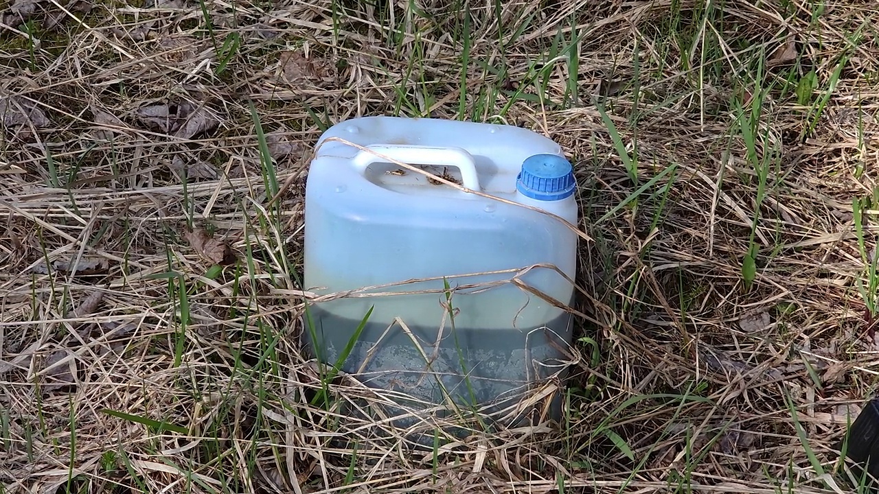 爱沙尼亚森林地面上的汽油容器视频素材