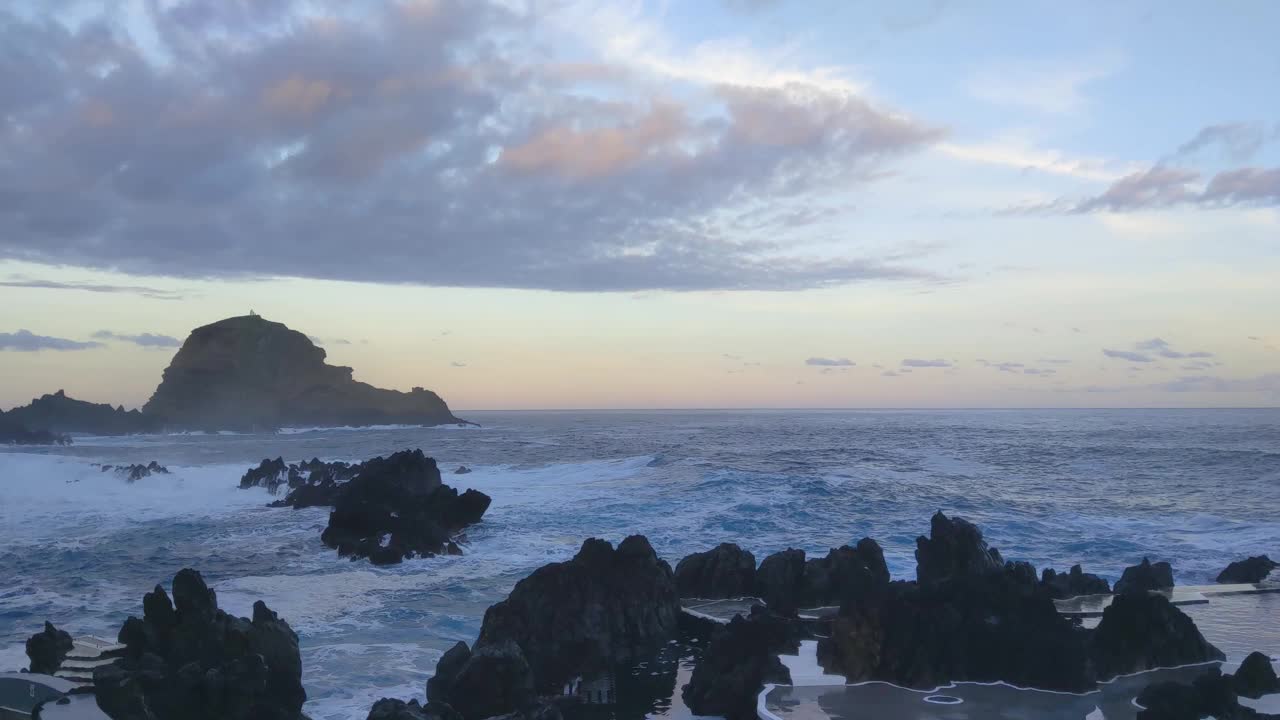 日落时马德拉岛海岸风景如画的美景视频素材