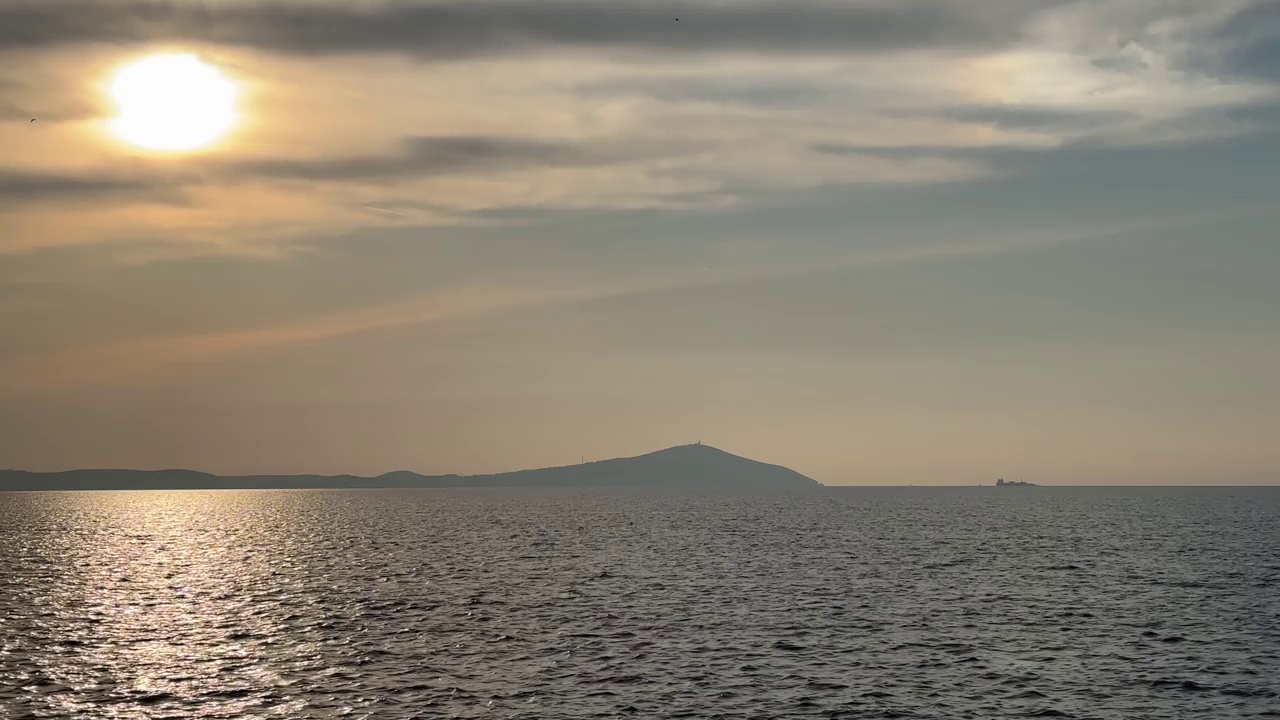 平静的海面上有温柔的波浪和涟漪视频素材