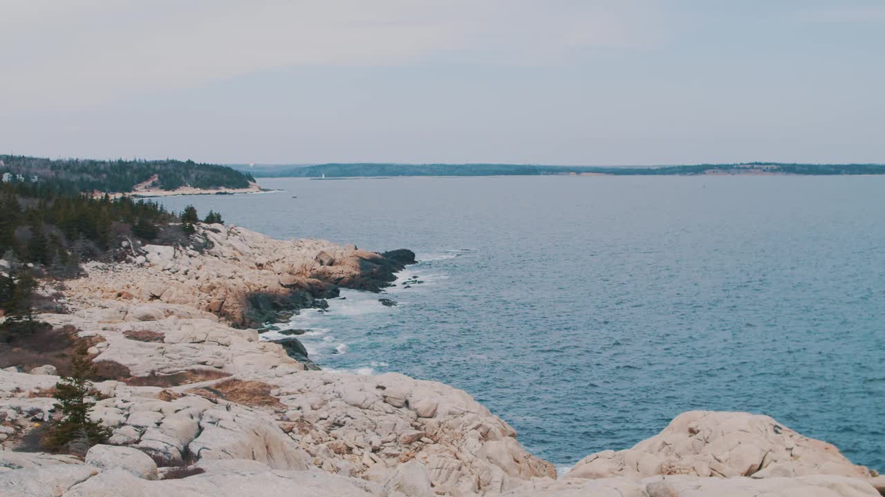 海景与岩石海岸和大西洋，蓝色的海洋全景在白天视频素材