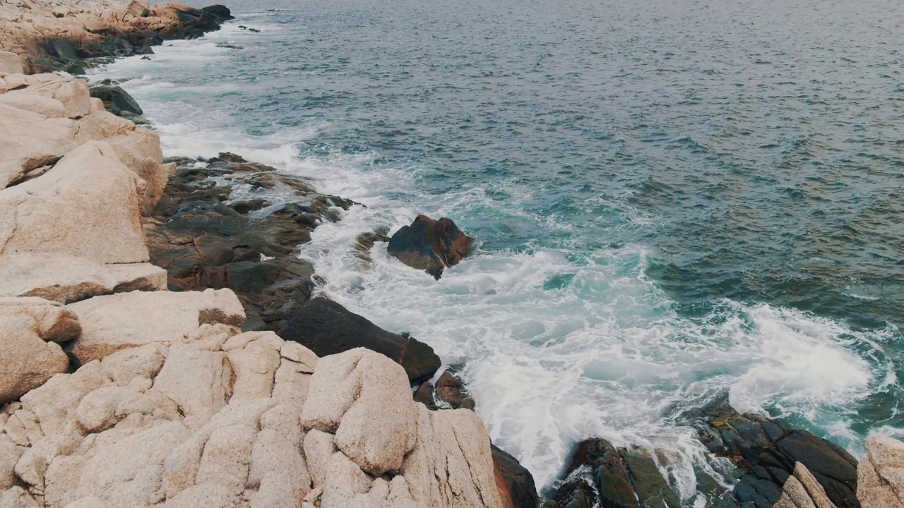 美丽的海浪冲击岩石海岸，哈利法克斯，新斯科舍省，加拿大视频素材