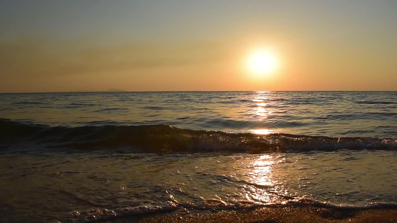 美丽的风景，在海边看日落的暑假视频素材